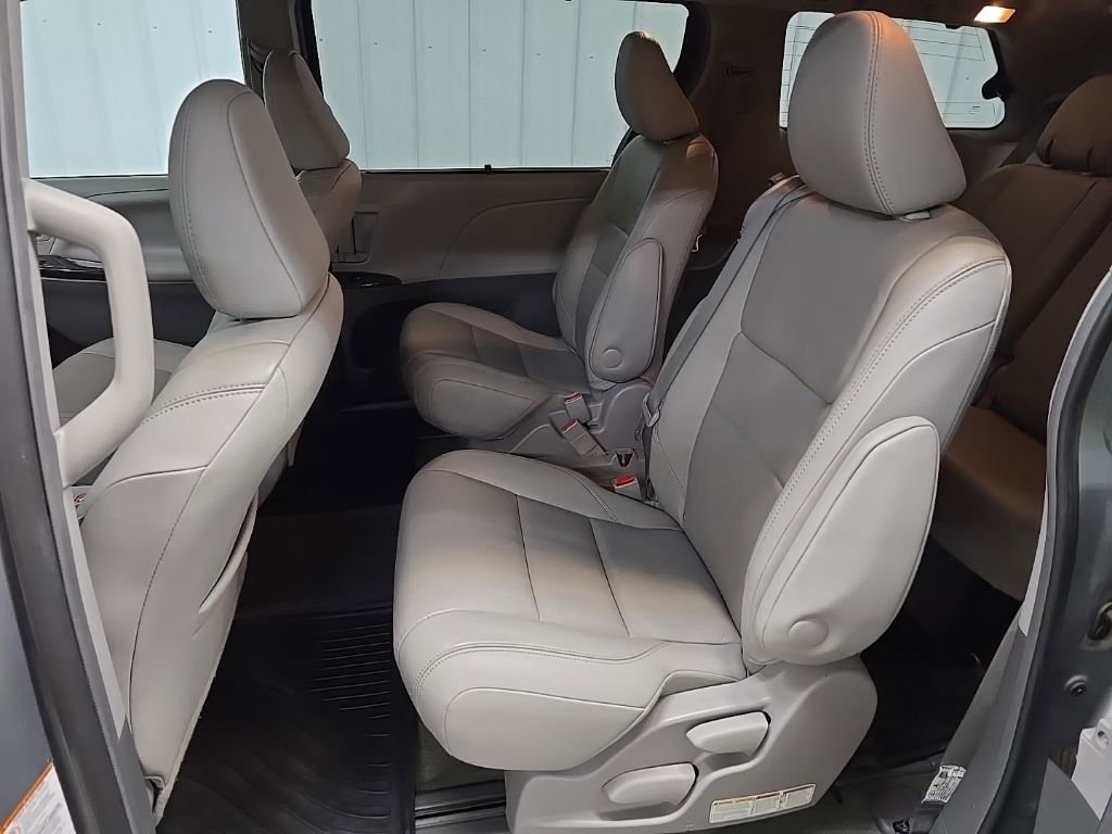 Used 2017 Toyota Sienna XLE w/ XLE Navigation Package image 33