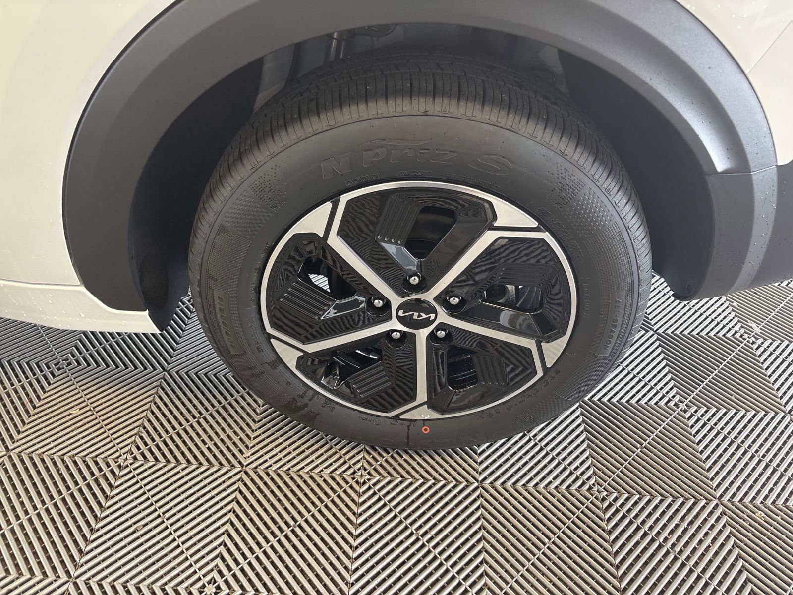 New 2025 Kia Niro EX image 9