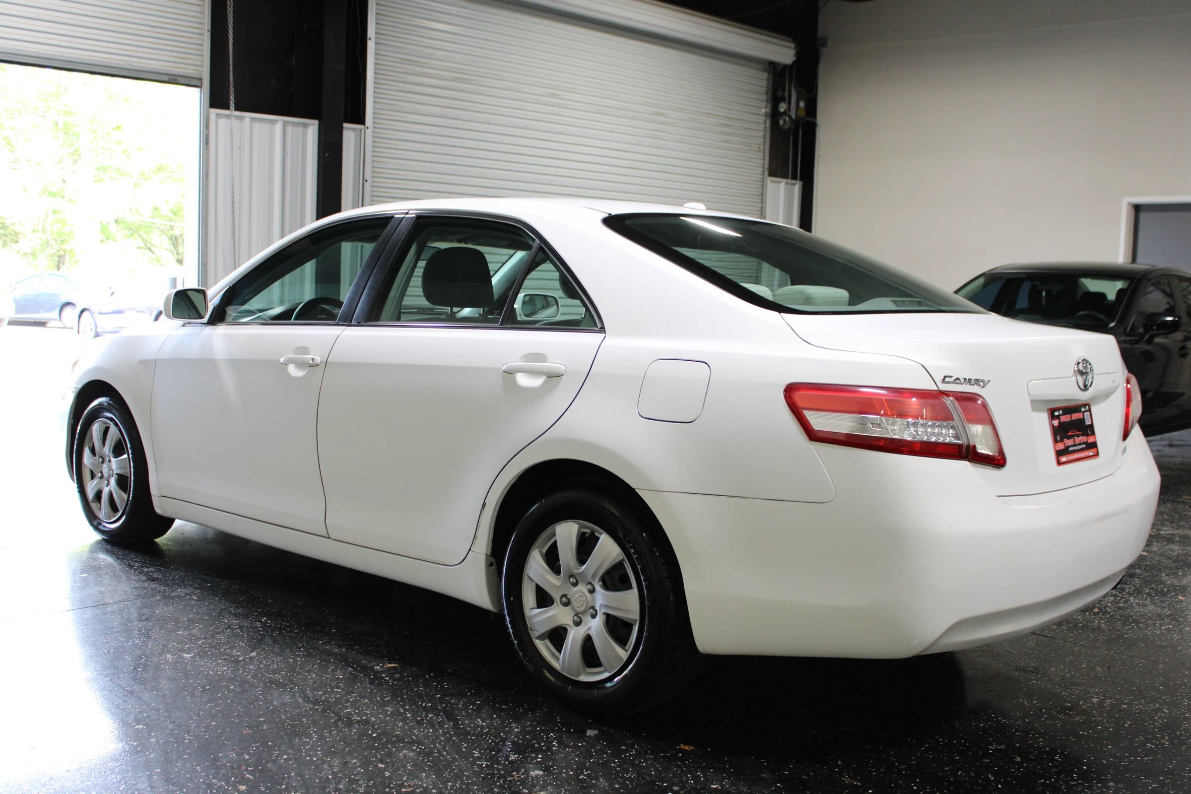 Used 2010 Toyota Camry LE image 5