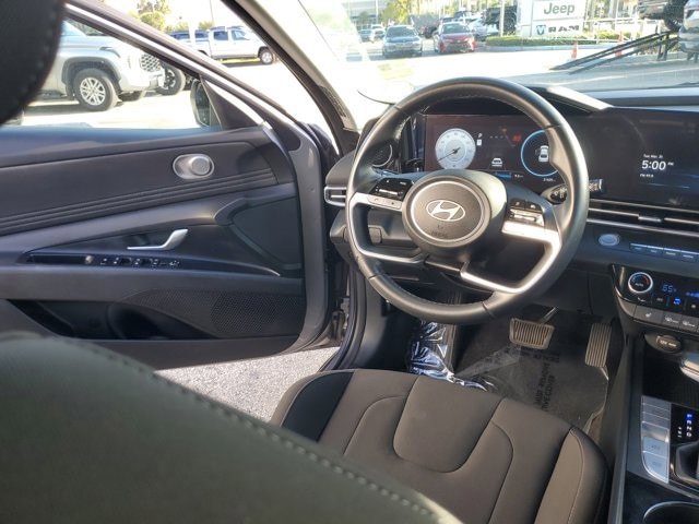 Used 2025 Hyundai Elantra SEL image 13