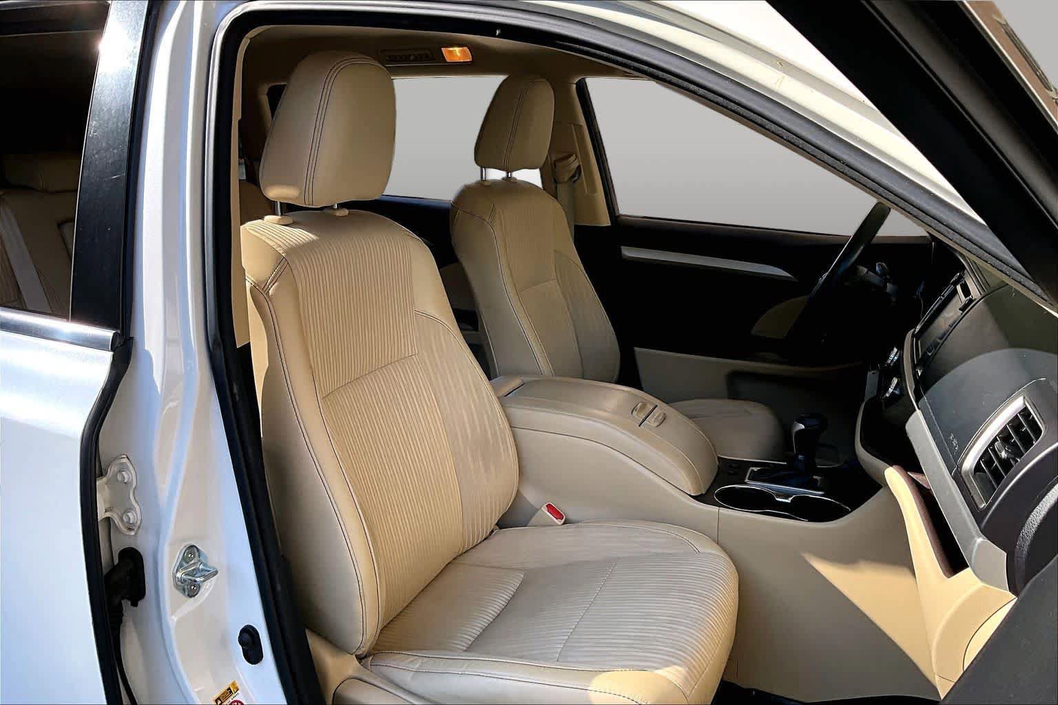 Used 2016 Toyota Highlander Plus FWD image 9