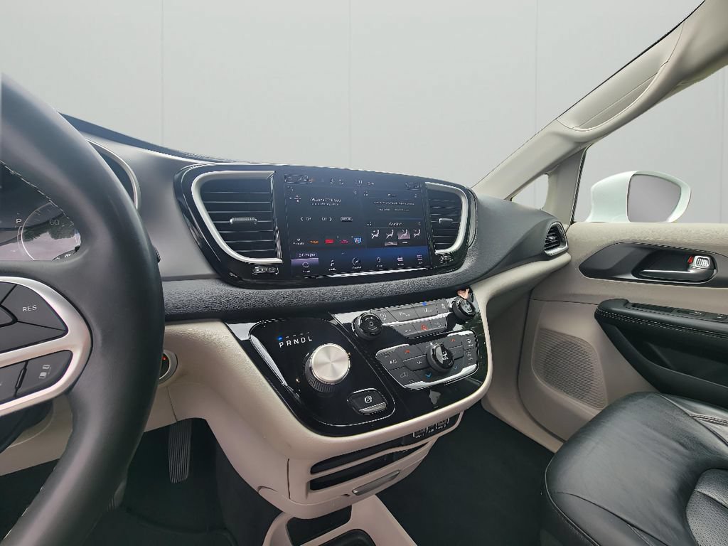 Used 2022 Chrysler Pacifica Touring-L FWD image 18