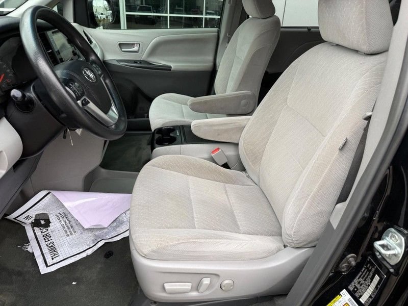 Used 2017 Toyota Sienna LE AWD/4WD image 17