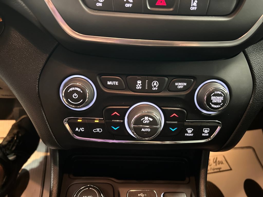 Used 2023 Jeep Cherokee Altitude Lux w/ Mopar Interior Package AWD/4WD image 19