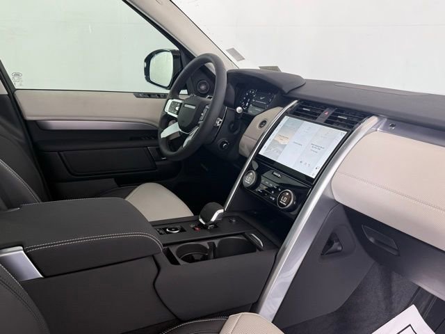 Certified 2025 Land Rover Discovery Dynamic SE image 21