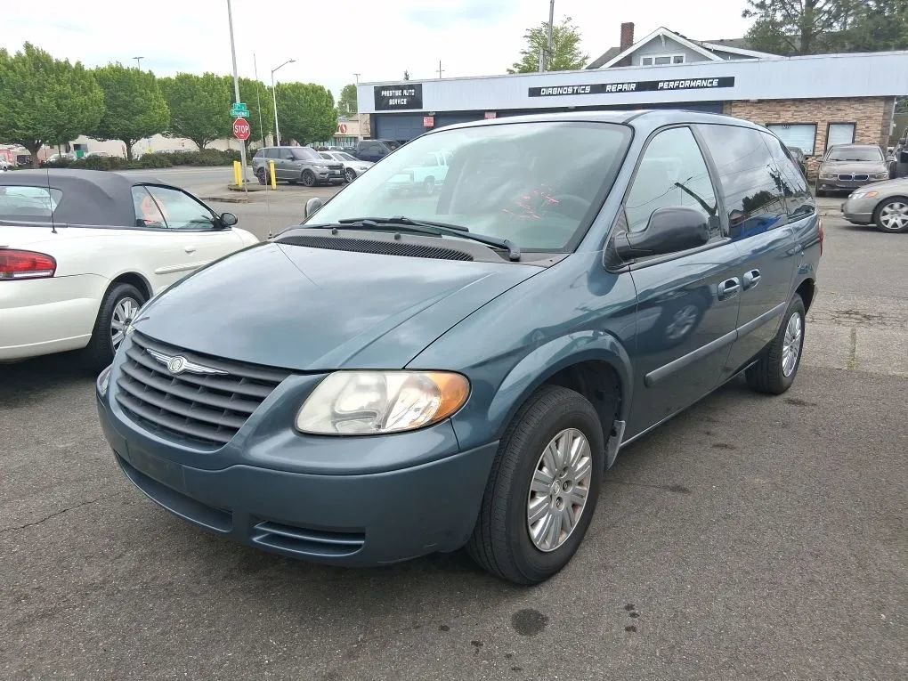 Used 2006 Chrysler Town & Country FWD image 1