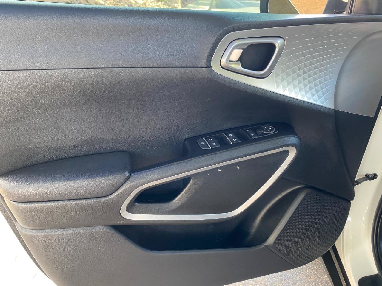Used 2025 Kia Soul LX w/ LX Technology Package FWD image 21