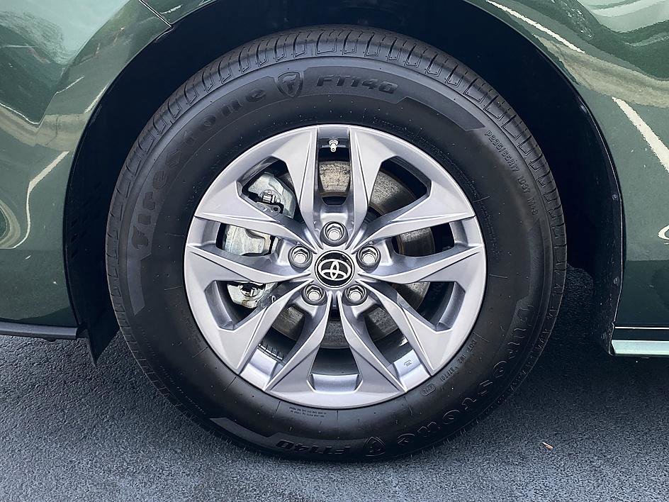 Certified 2025 Toyota Sienna XLE FWD image 8