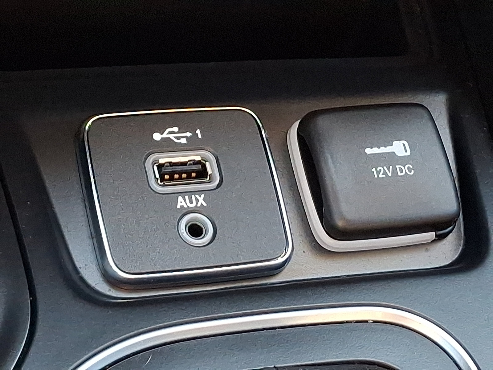 Used 2019 Jeep Cherokee Latitude Plus w/ Cold Weather Group AWD/4WD image 24