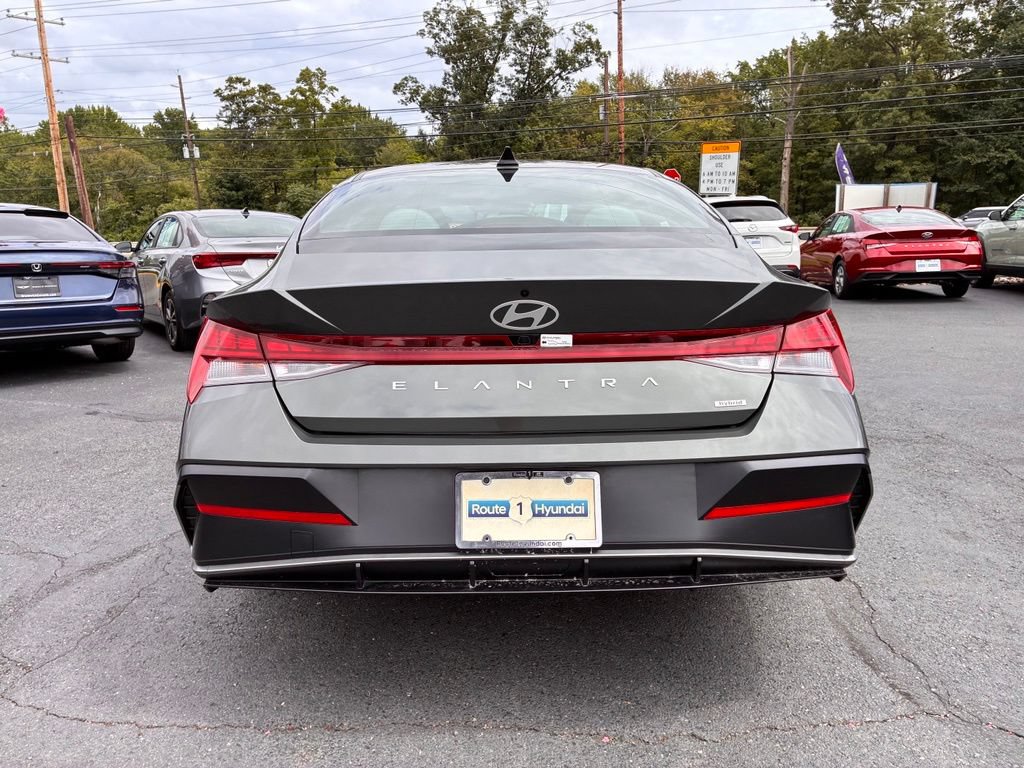 Used 2025 Hyundai Elantra Limited FWD image 6