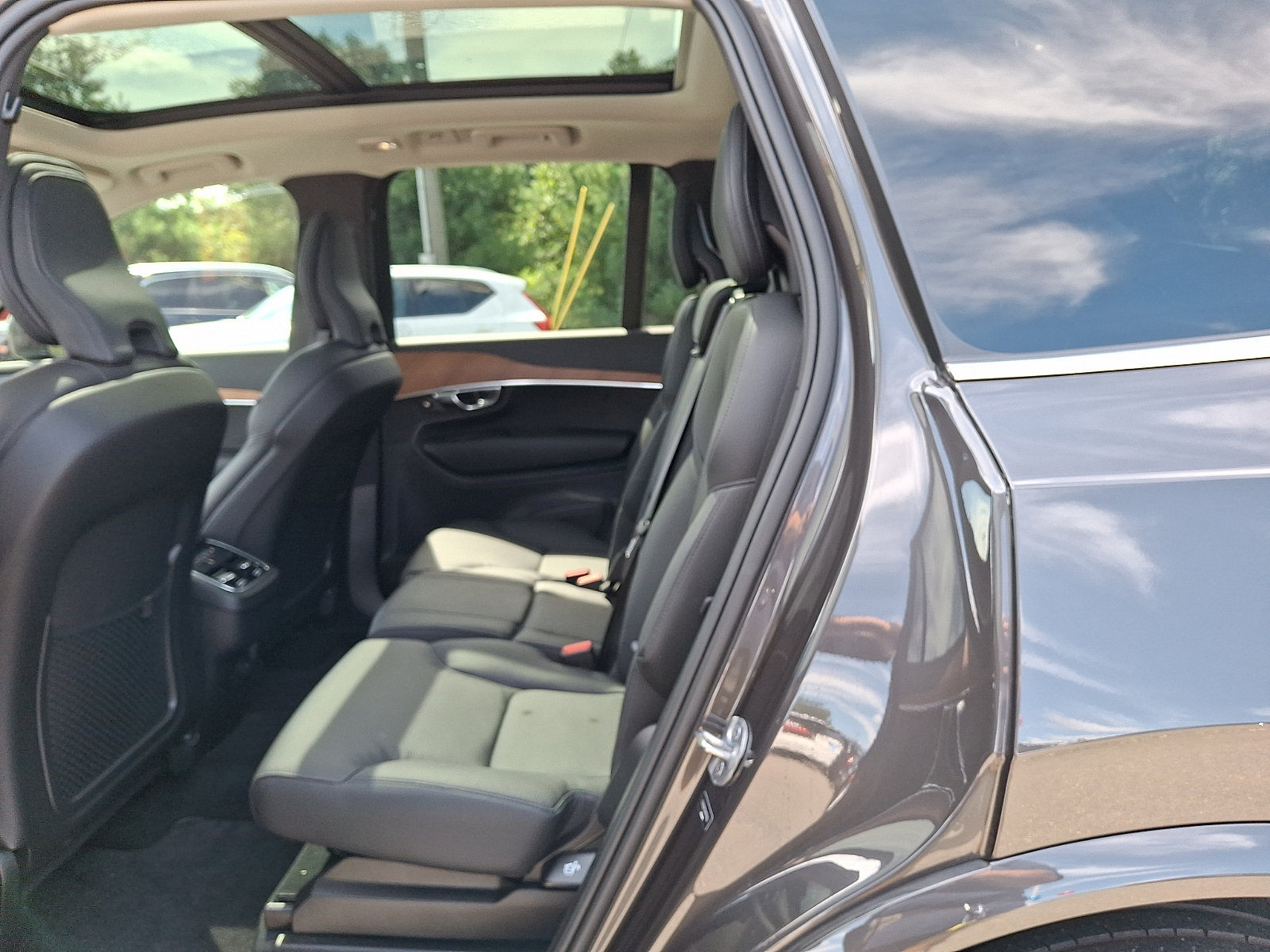 Certified 2024 Volvo XC90 B6 Plus AWD/4WD image 11