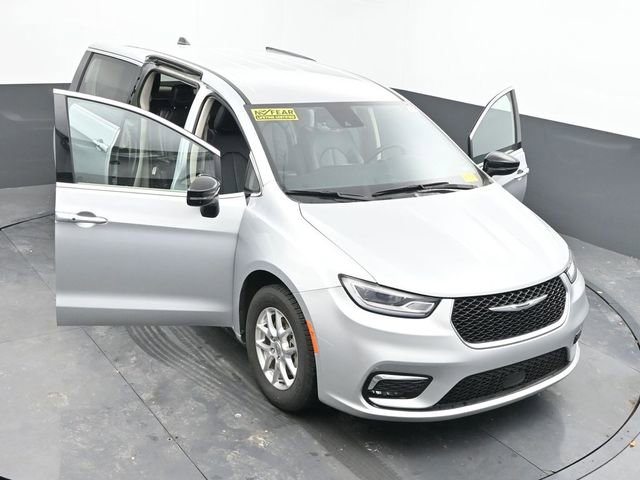 Used 2024 Chrysler Pacifica Touring-L image 60