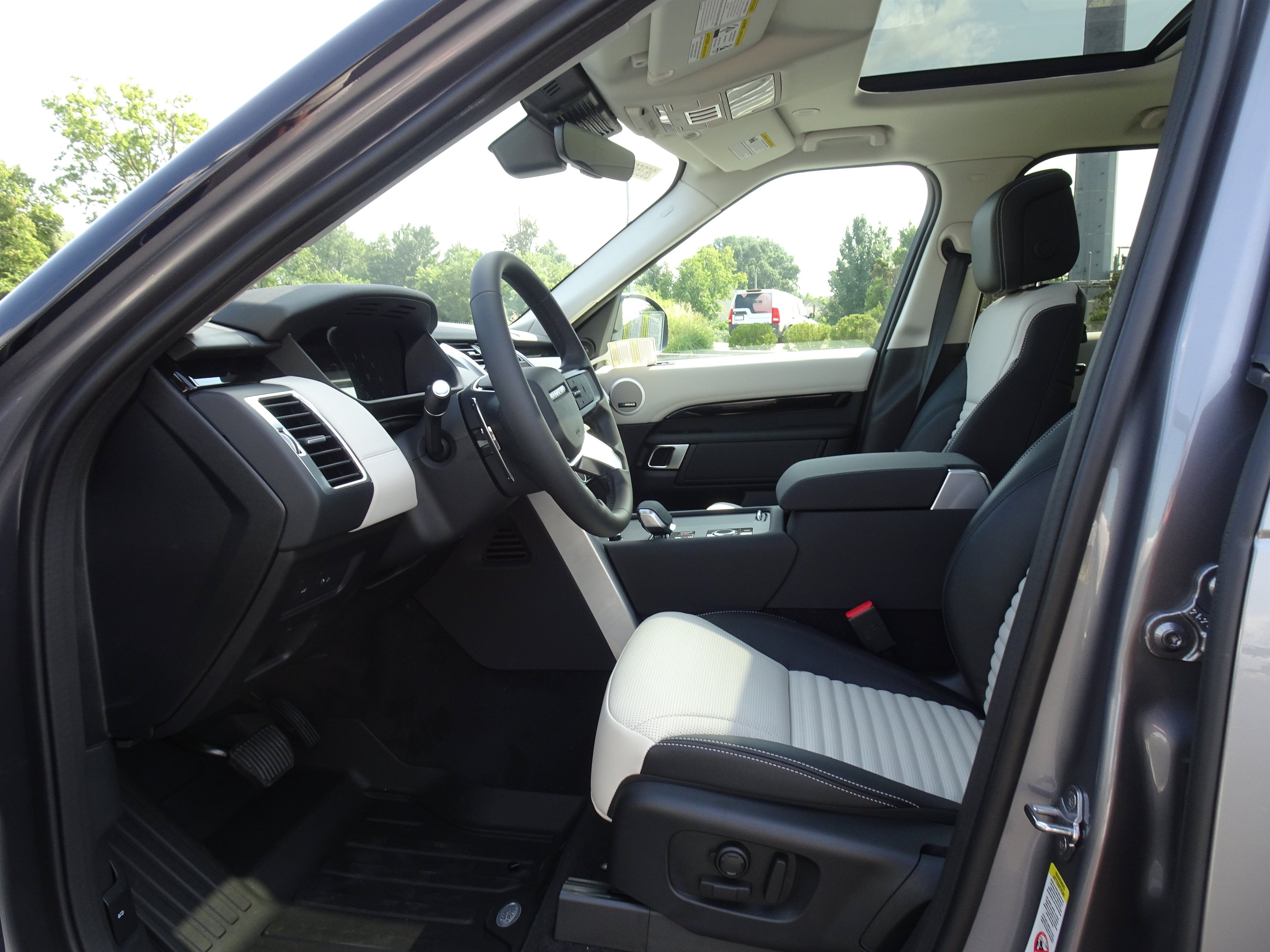 New 2026 Land Rover Discovery S AWD/4WD image 2
