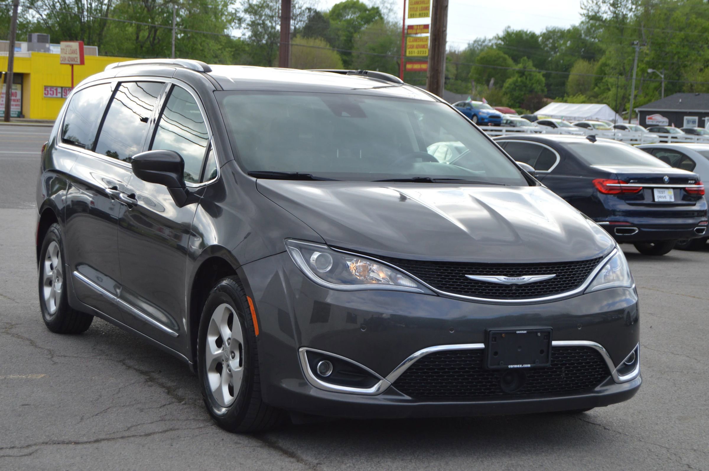 Used 2017 Chrysler Pacifica Touring-L Plus FWD image 2
