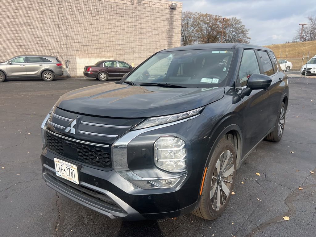 Used 2025 Mitsubishi Outlander SE