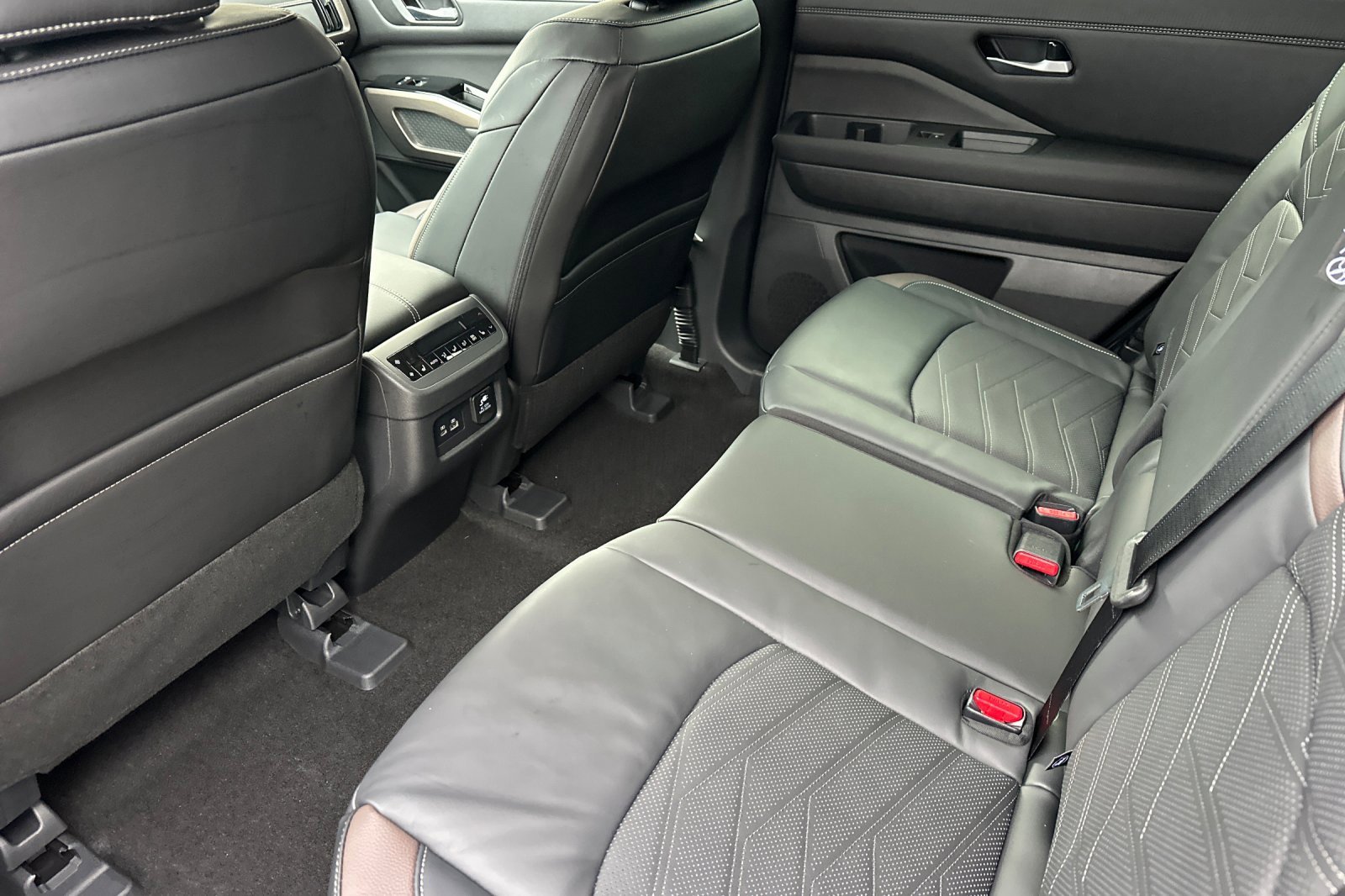 New 2025 Nissan Pathfinder Platinum w/ Black Appearance Package image 14