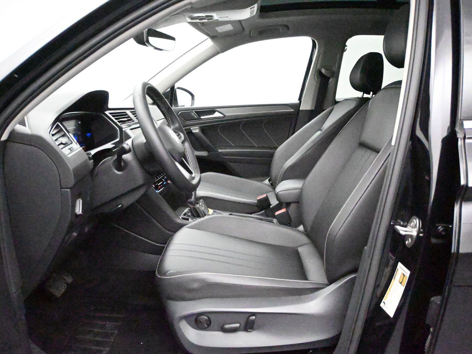 Certified 2022 Volkswagen Tiguan SE w/ Panoramic Sunroof Package AWD/4WD image 6