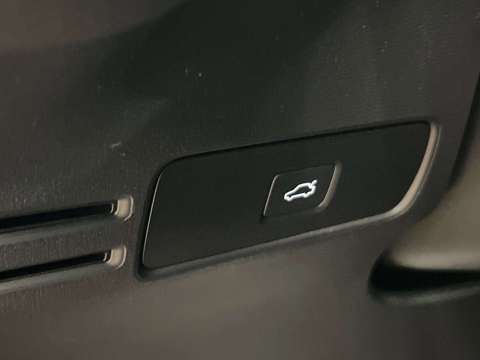 Used 2024 Volvo XC40 B5 Core w/ Climate Package image 28