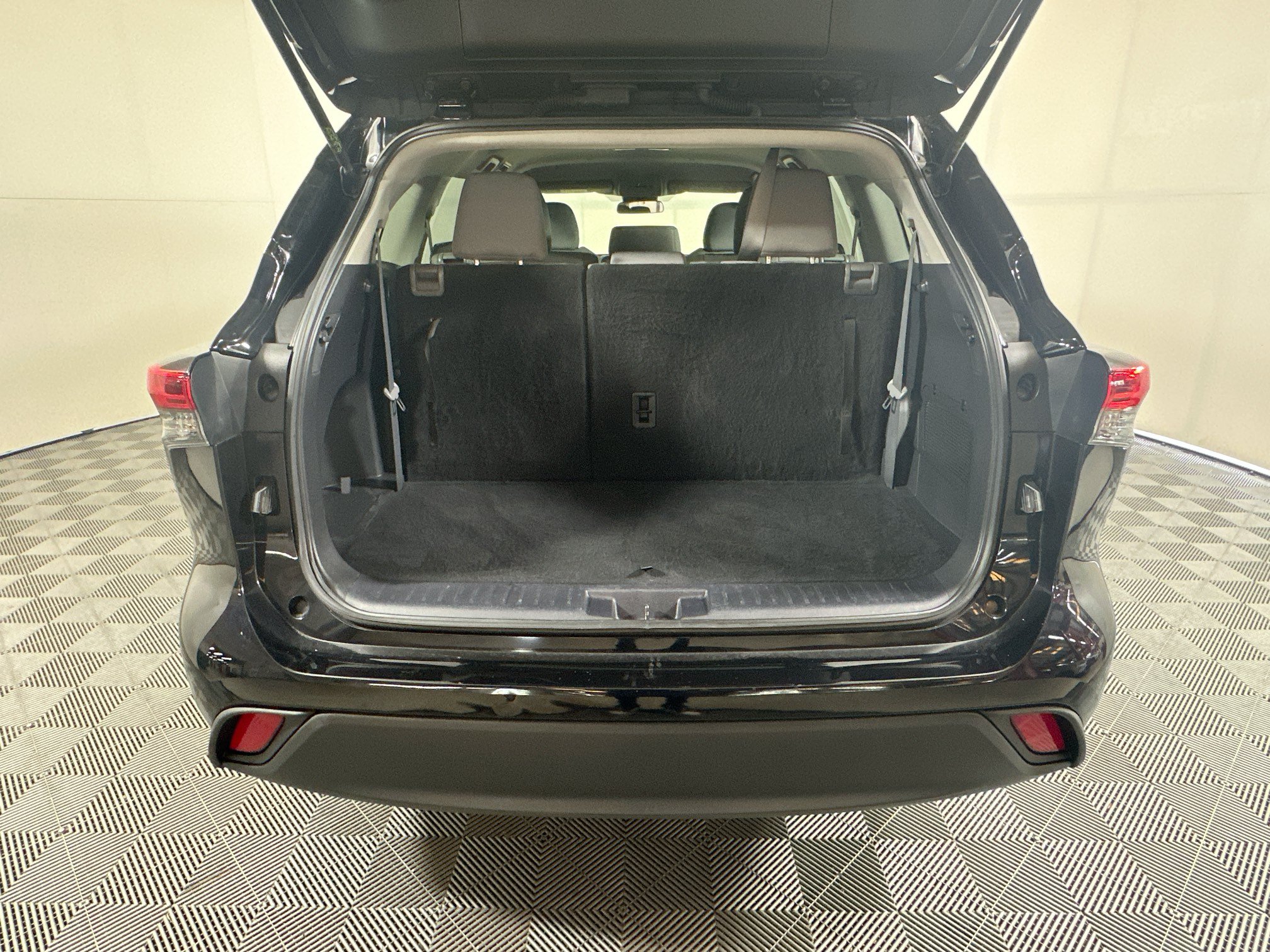 Used 2021 Toyota Highlander L FWD image 31