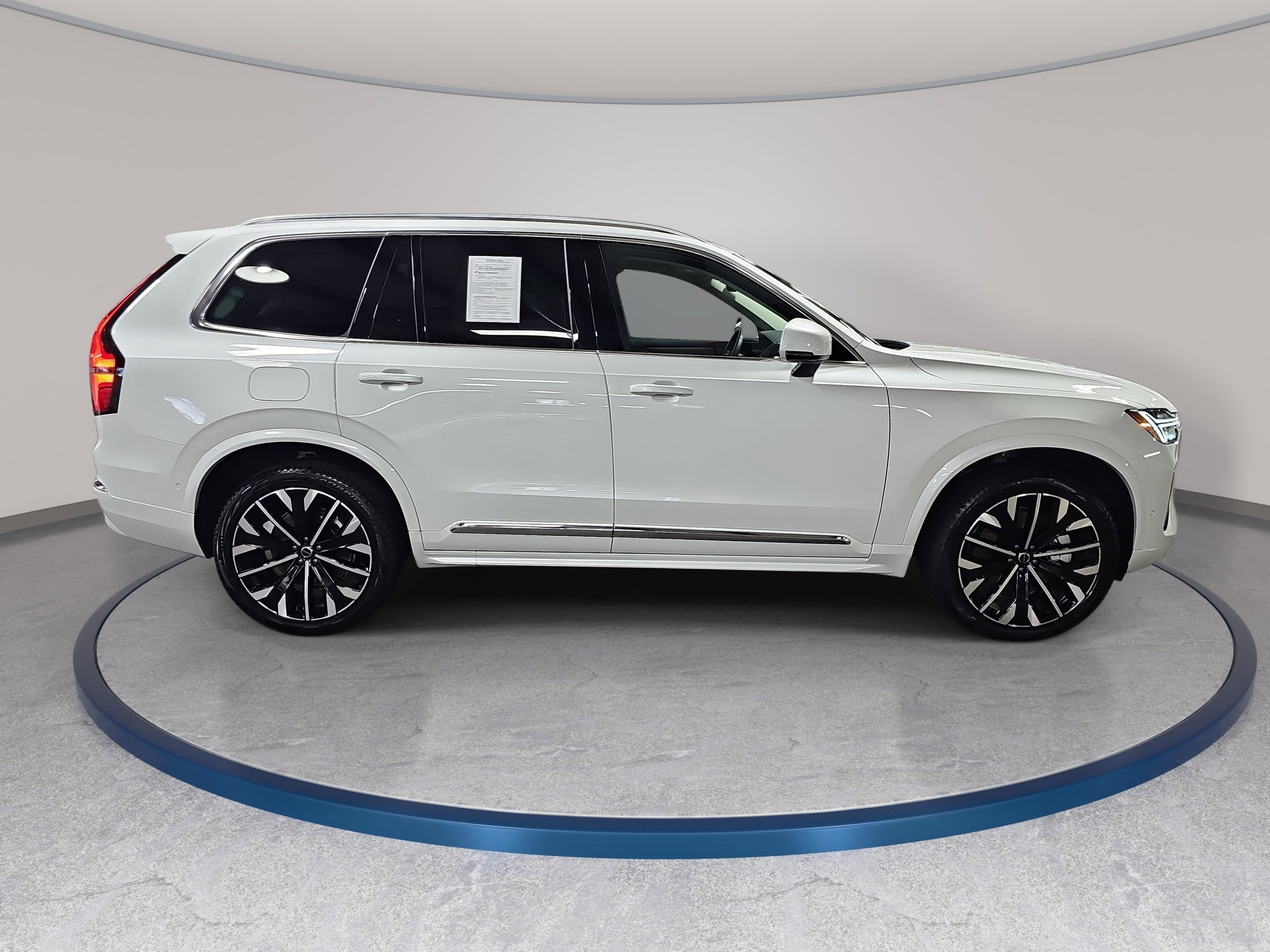 Used 2025 Volvo XC90 T8 Ultra w/ Protection Package Premier image 4
