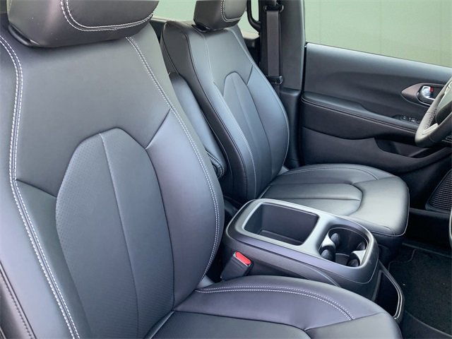 New 2026 Chrysler Pacifica Select image 39