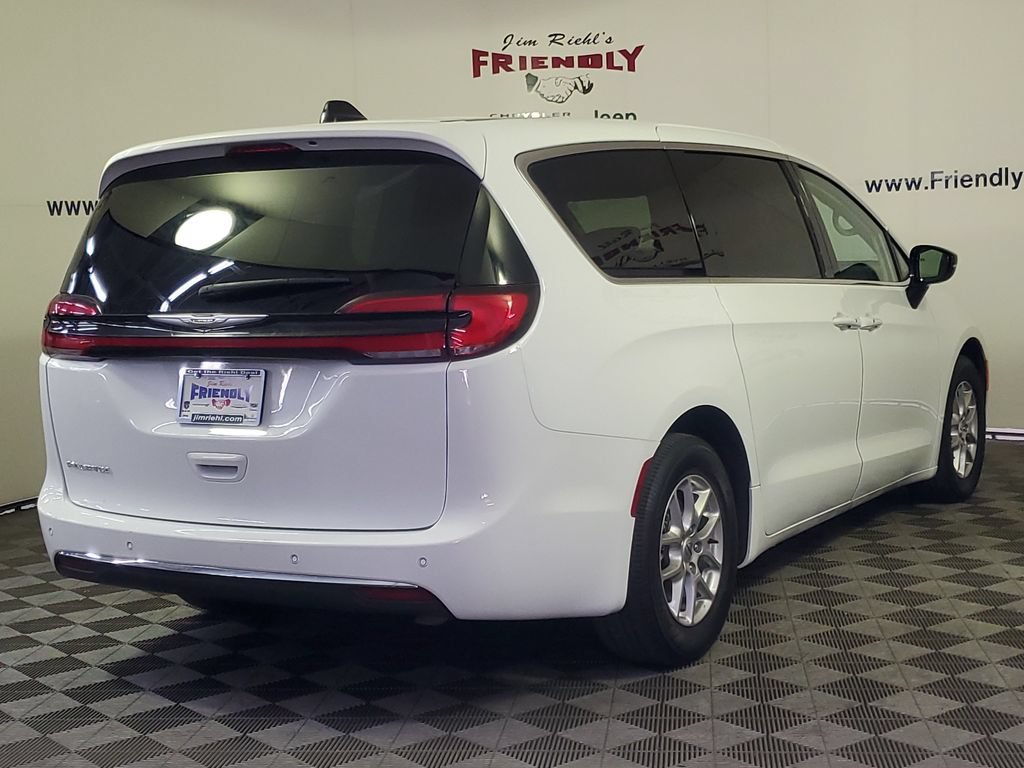 Used 2024 Chrysler Pacifica Touring-L FWD image 3