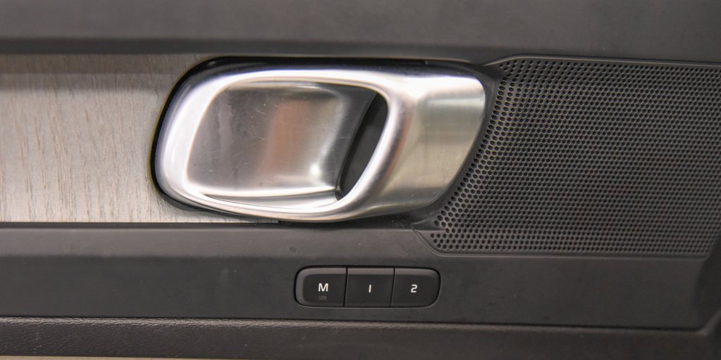 Used 2024 Volvo XC40 B5 Plus image 18