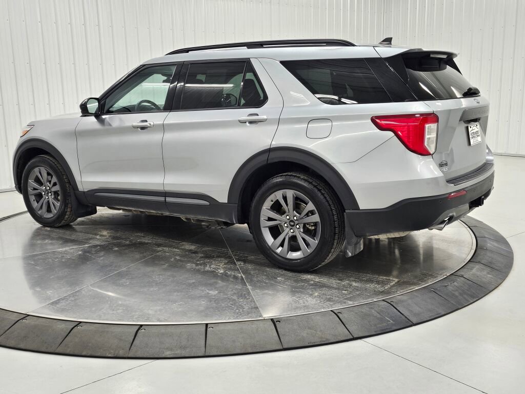 Used 2023 Ford Explorer XLT w/ Equipment Group 202A AWD/4WD image 3