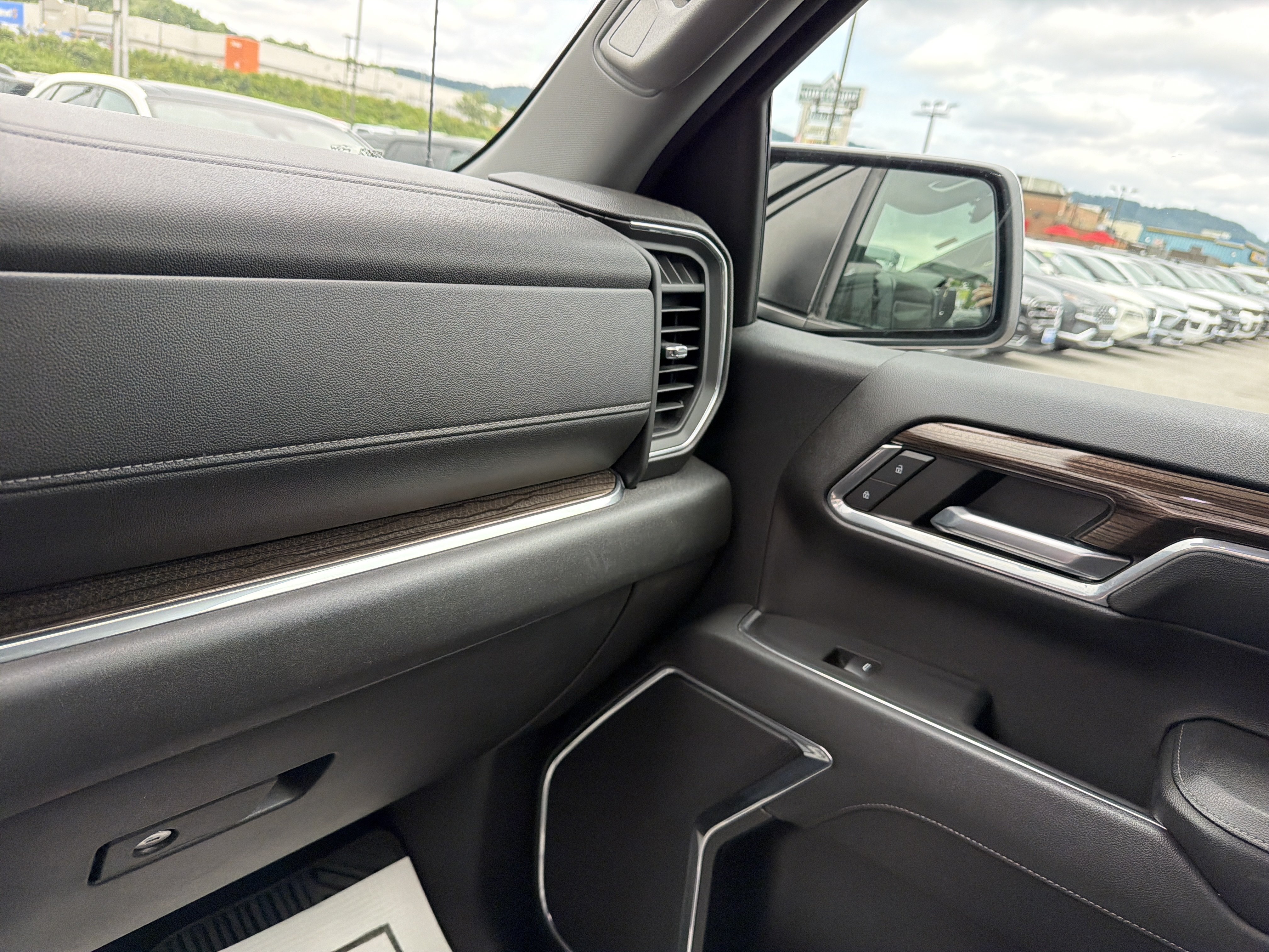 Used 2023 Chevrolet Silverado 1500 LT AWD/4WD image 25
