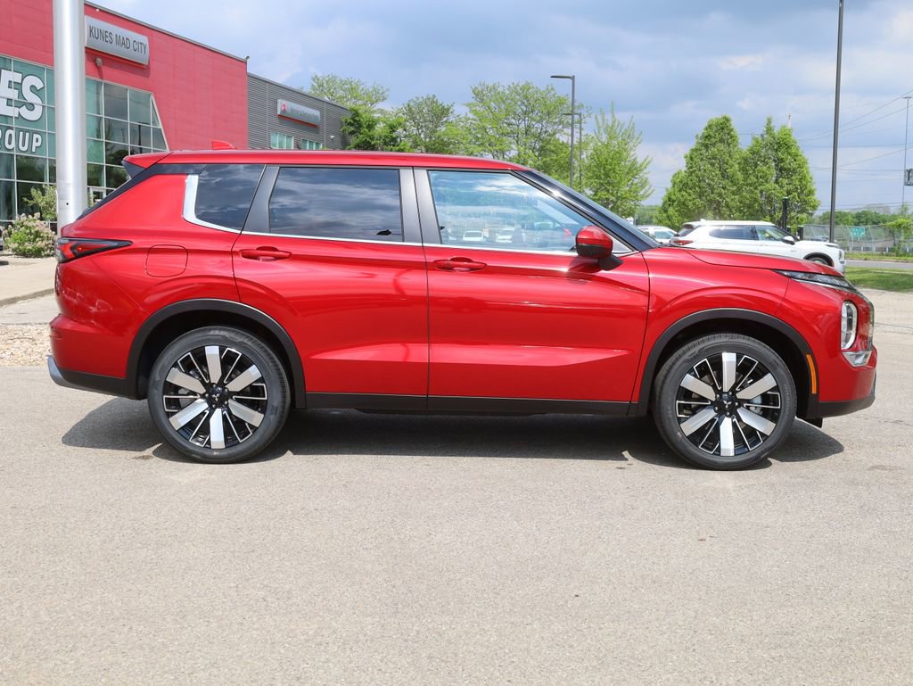 New 2025 Mitsubishi Outlander SE image 11
