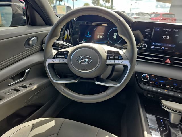 Used 2022 Hyundai Elantra SEL w/ Convenience + Premium Package FWD image 9