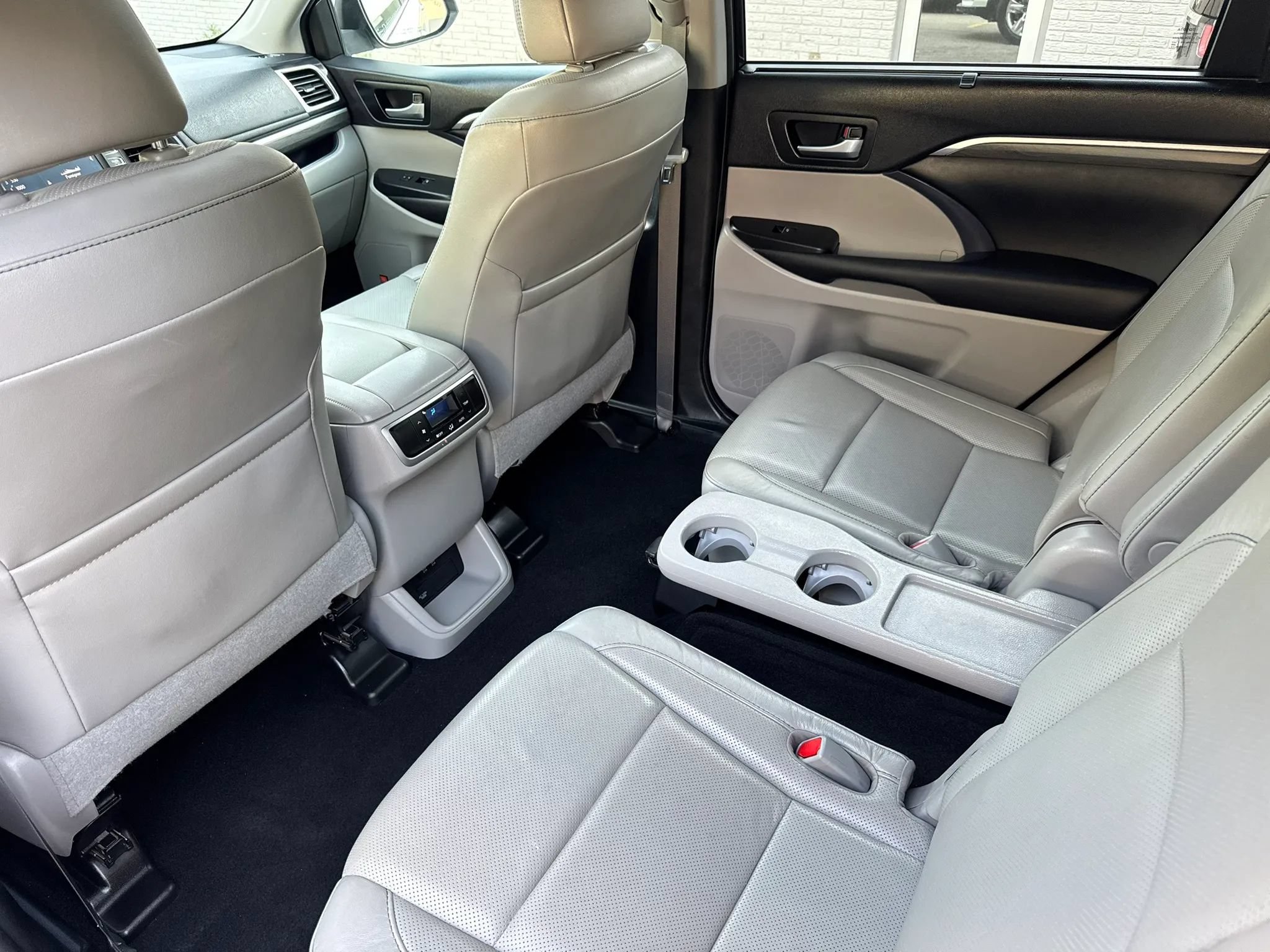 Used 2019 Toyota Highlander Limited FWD image 19