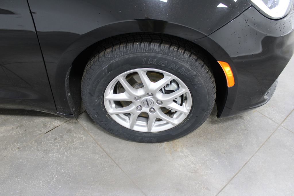 Used 2024 Chrysler Pacifica Touring-L image 58