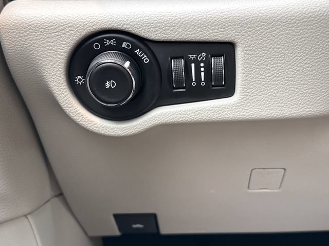 Used 2017 Chrysler Pacifica Touring-L Plus w/ Tire & Wheel Group FWD image 20