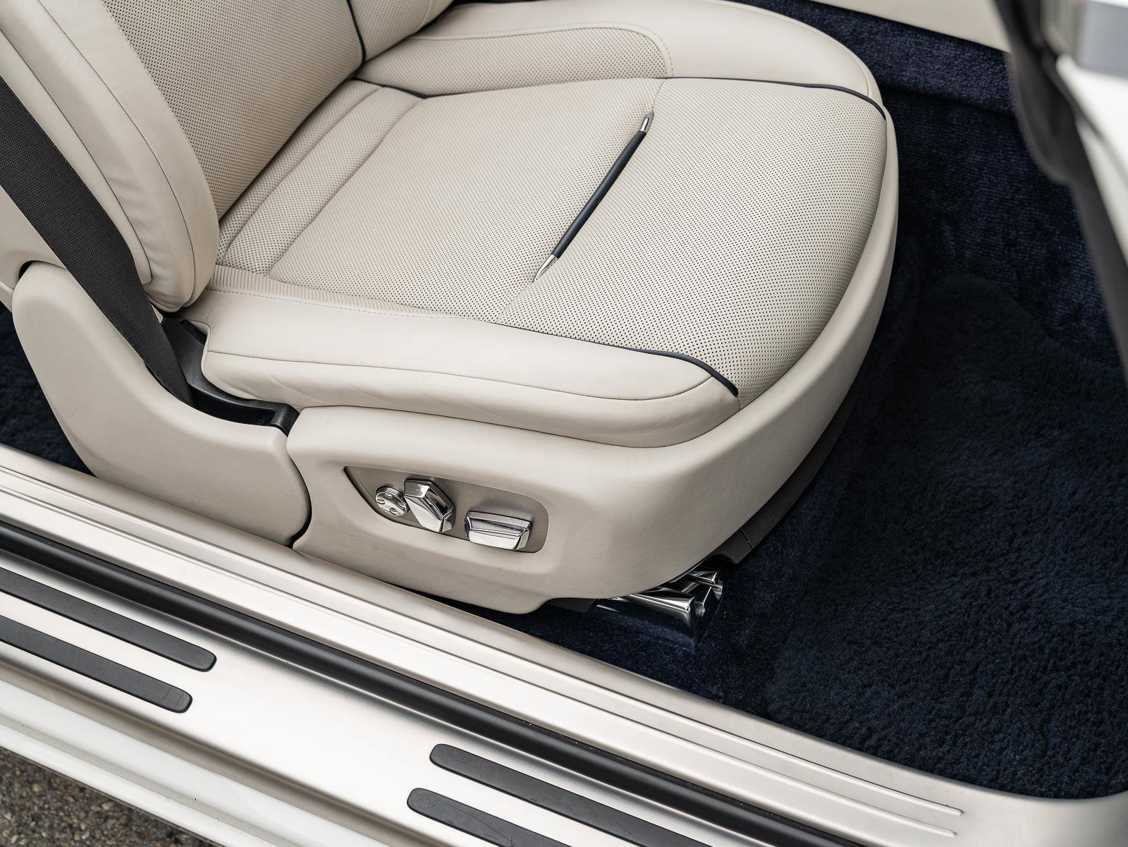 Used 2017 Rolls-Royce Dawn image 24