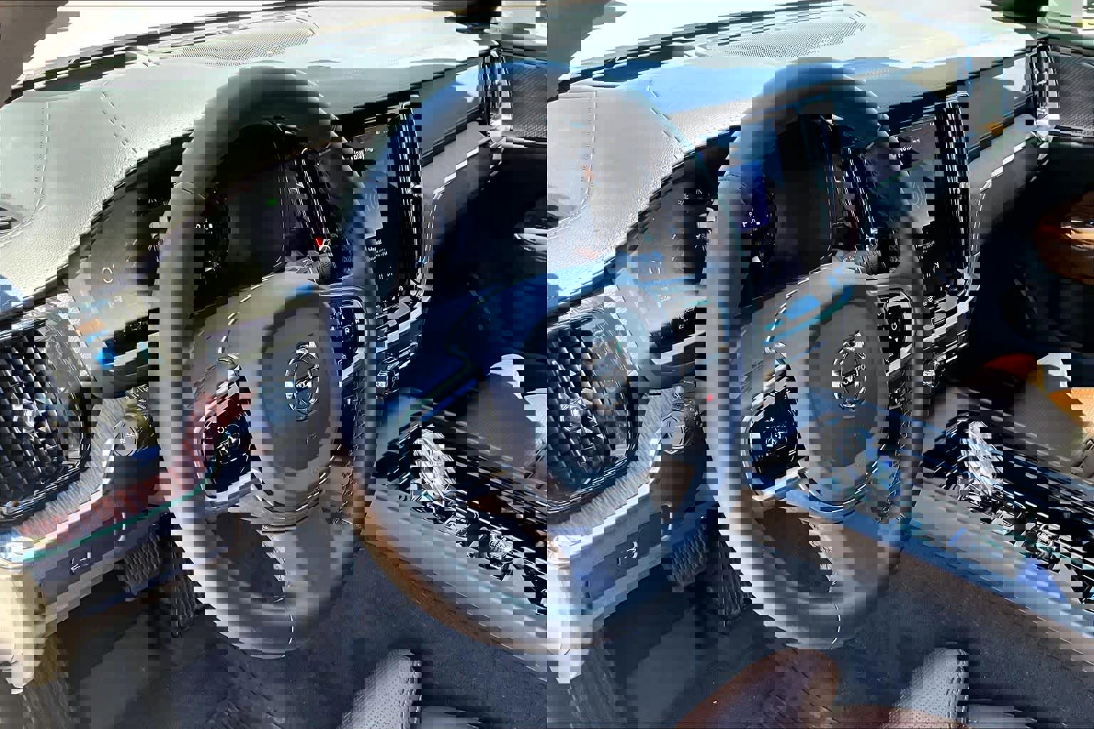 Used 2023 Volvo V60 B5 Cross Country Ultimate w/ Climate Package image 18