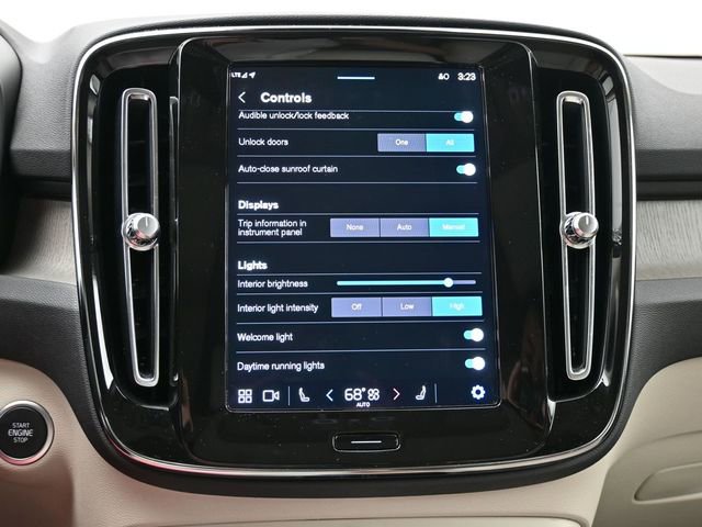 Used 2023 Volvo XC40 B5 Plus image 18