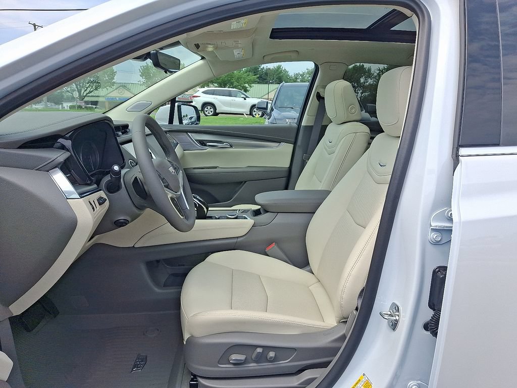 New 2026 Cadillac XT5 Premium Luxury w/ LPO, Floor Liner Package AWD/4WD image 6