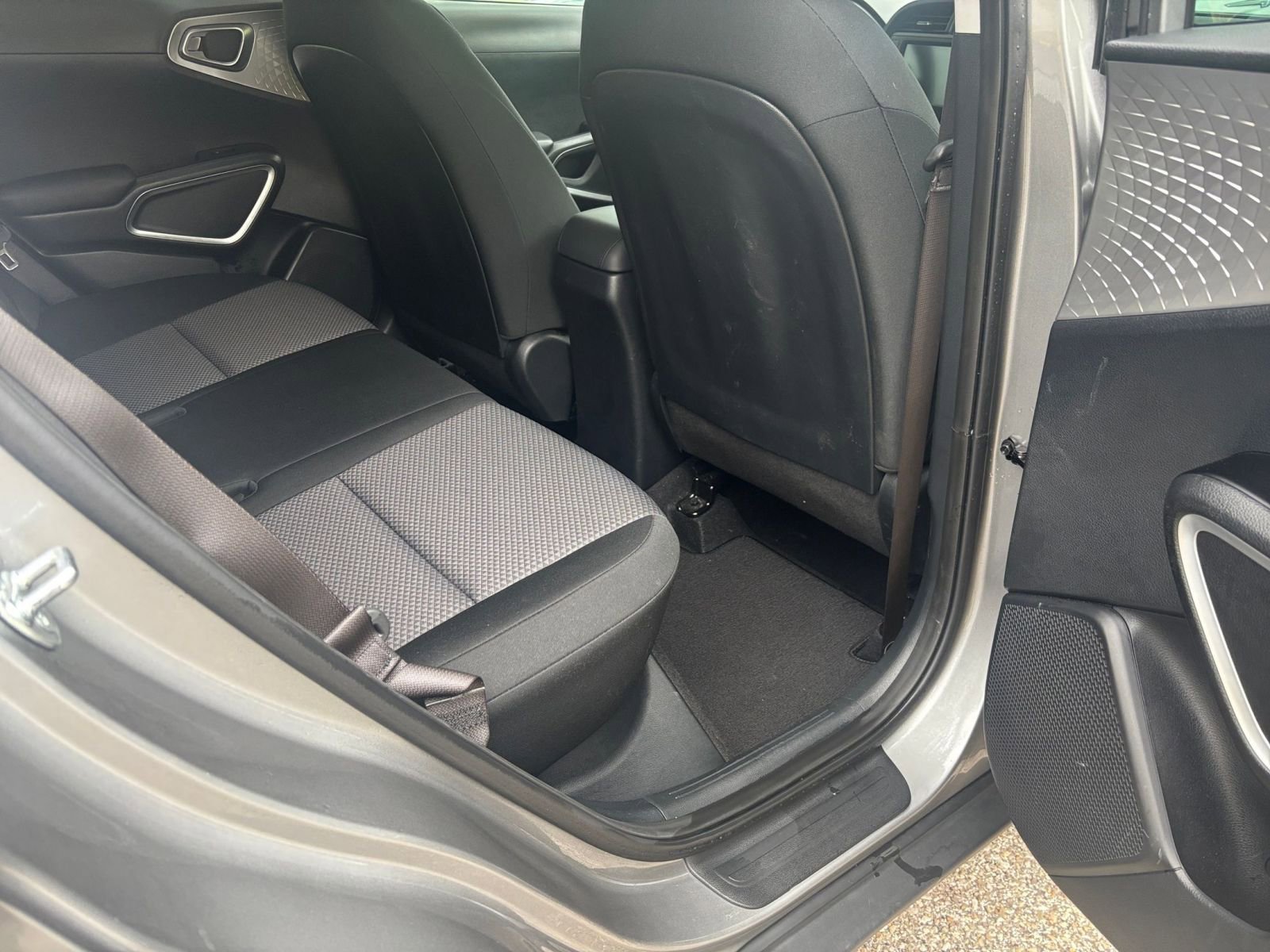 Used 2025 Kia Soul LX w/ LX Technology Package FWD image 37