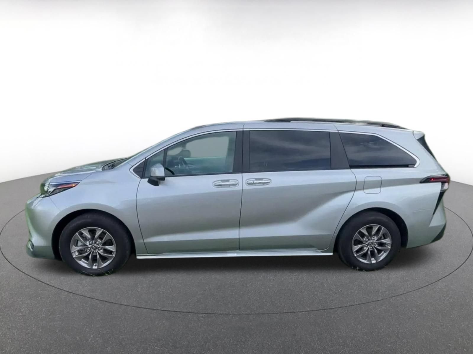 Used 2025 Toyota Sienna XLE FWD image 8