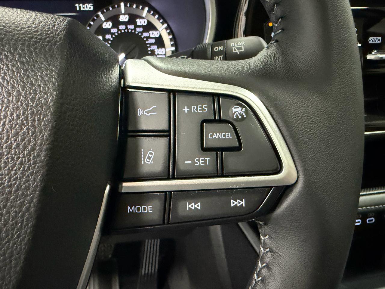 Used 2025 Toyota Highlander XLE image 39