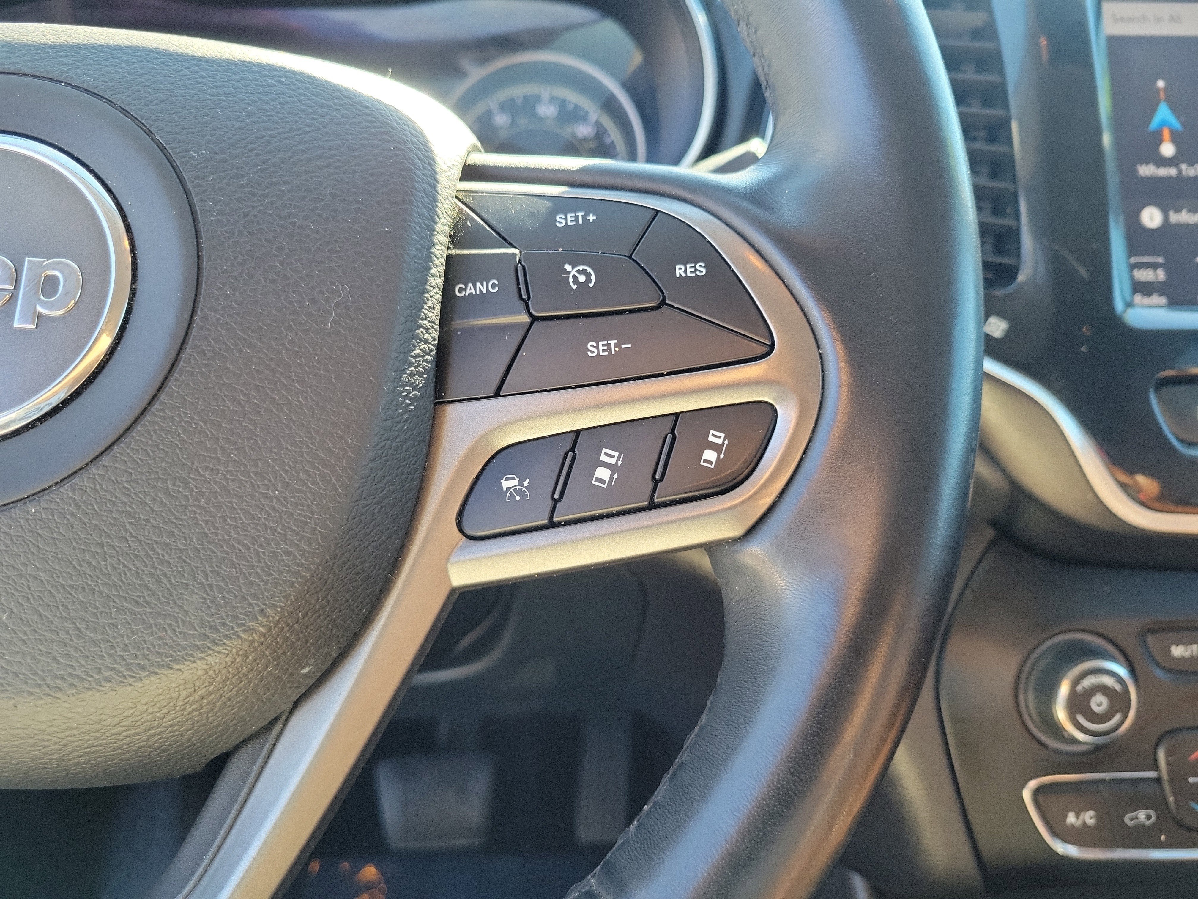 Used 2019 Jeep Cherokee Overland w/ Technology Group image 27