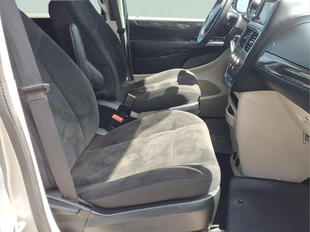 Used 2018 Dodge Grand Caravan SE w/ UConnect Hands-Free Group FWD image 12