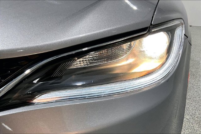 Used 2016 Chrysler 200 Limited FWD image 38