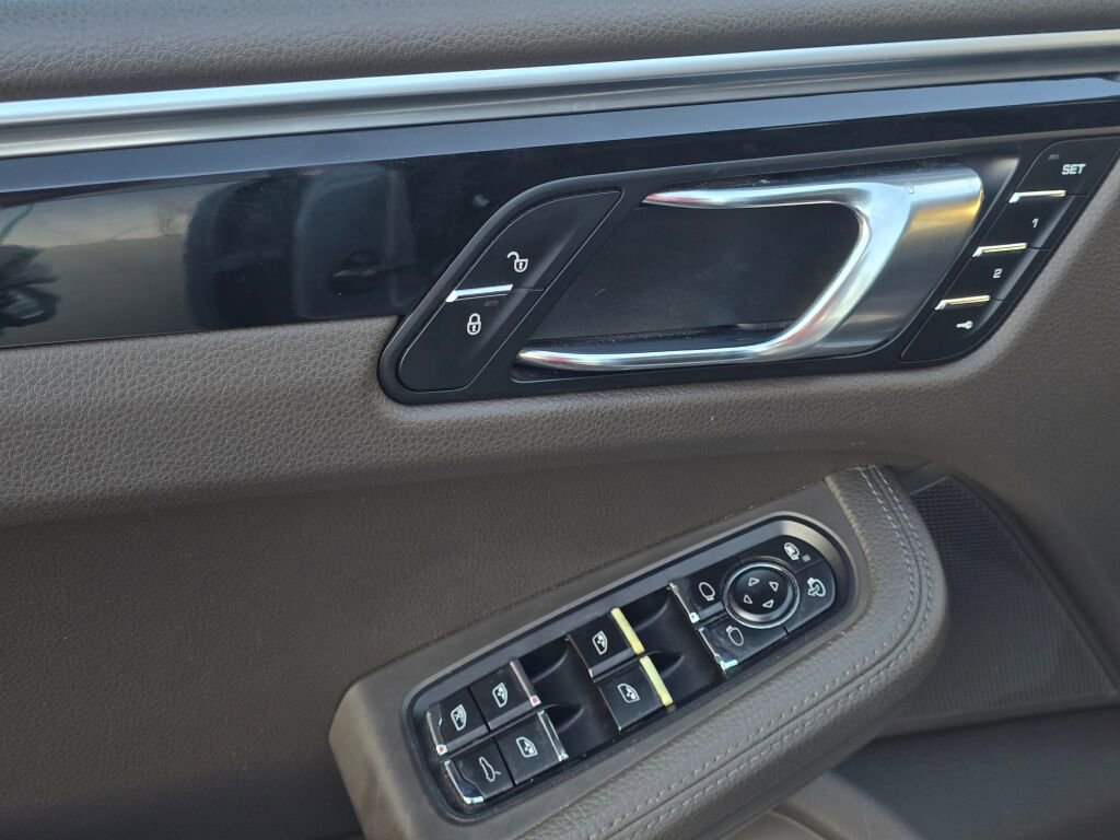 Used 2018 Porsche Macan image 20