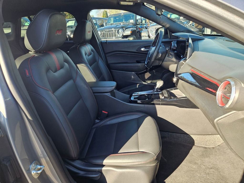 Used 2024 Chevrolet Trax RS w/ Sunroof Package image 18