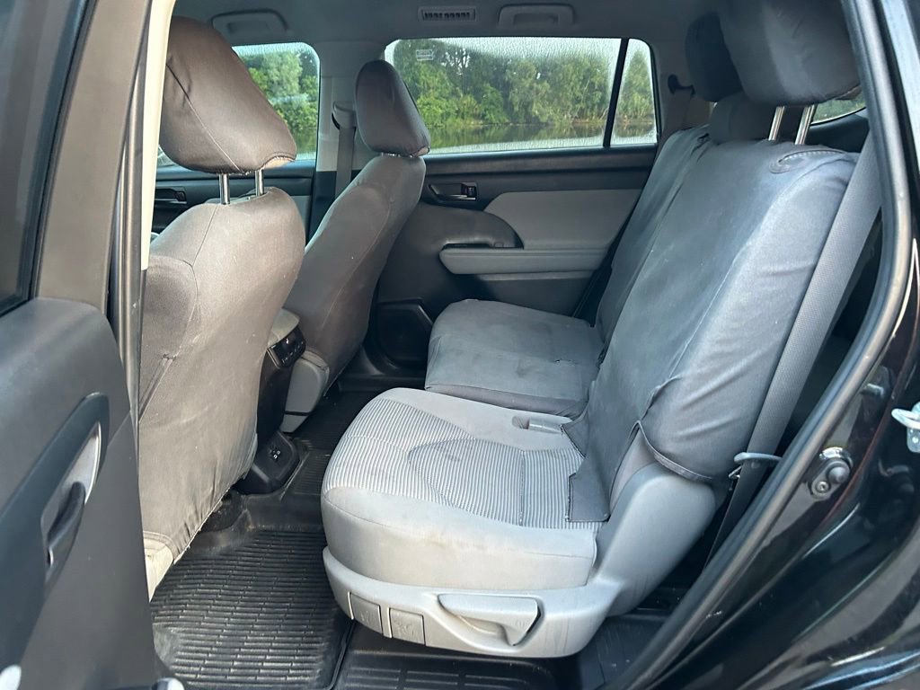 Used 2023 Toyota Highlander LE FWD image 15
