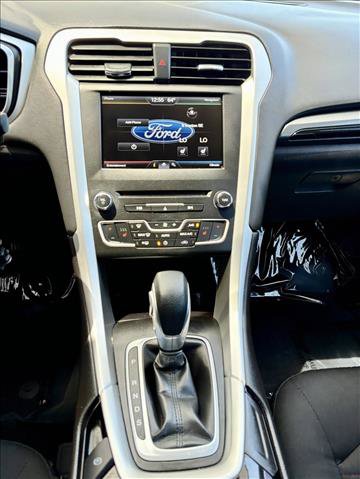 Used 2016 Ford Fusion SE FWD image 8