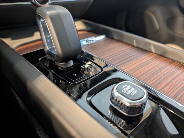 Used 2025 Volvo V60 B5 Cross Country Plus image 19