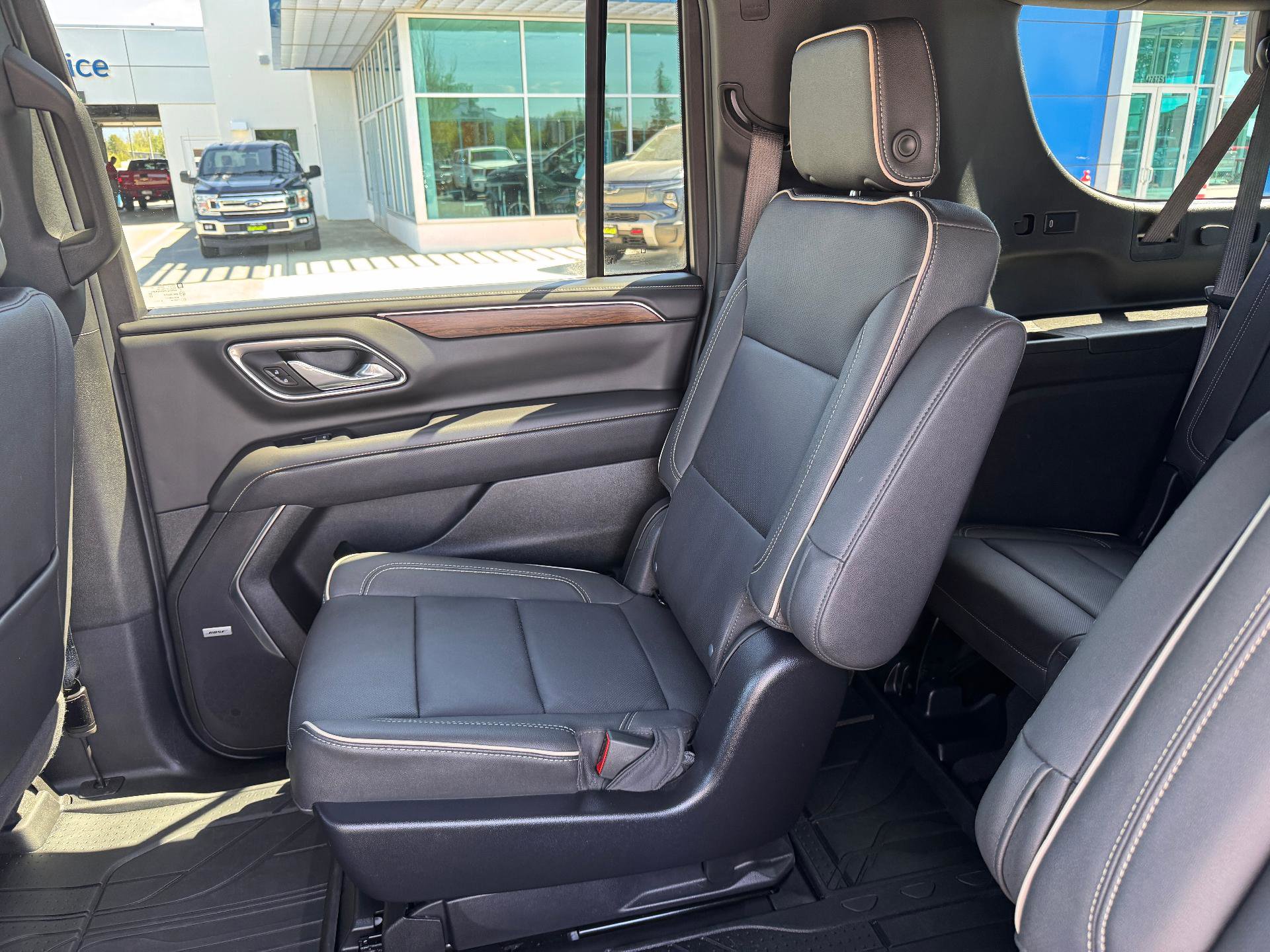Used 2024 Chevrolet Suburban Premier w/ Premium Package AWD/4WD image 16